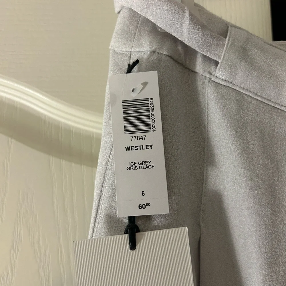 Aritiza shorts: the Wesley shorts! Colour: ice grey, size:6, BRAND NEW, TAGS ON - Picture 3 of 4